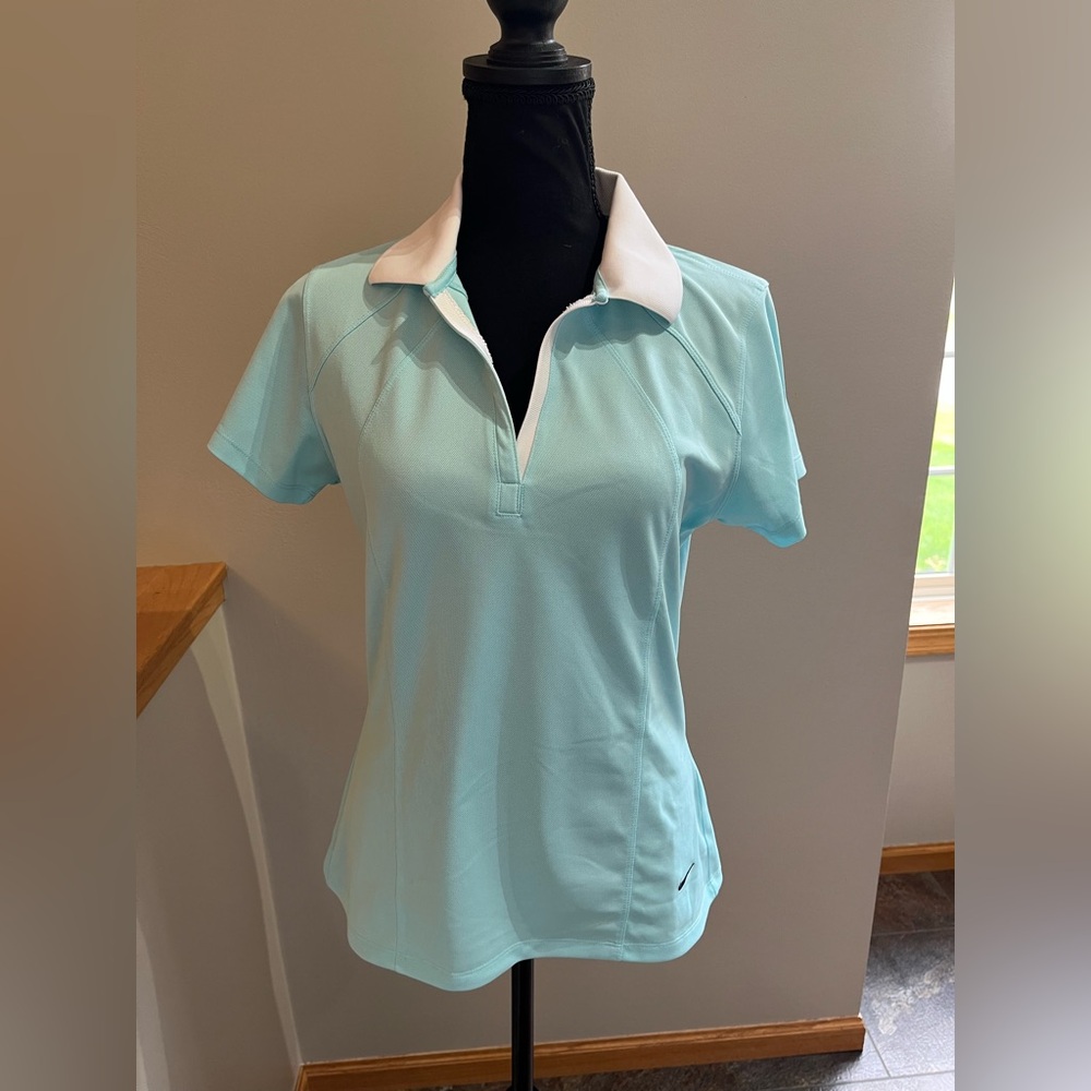 Women’s Nike Sphere fit dry pull over V neck short sleeve. Light blue. Medium